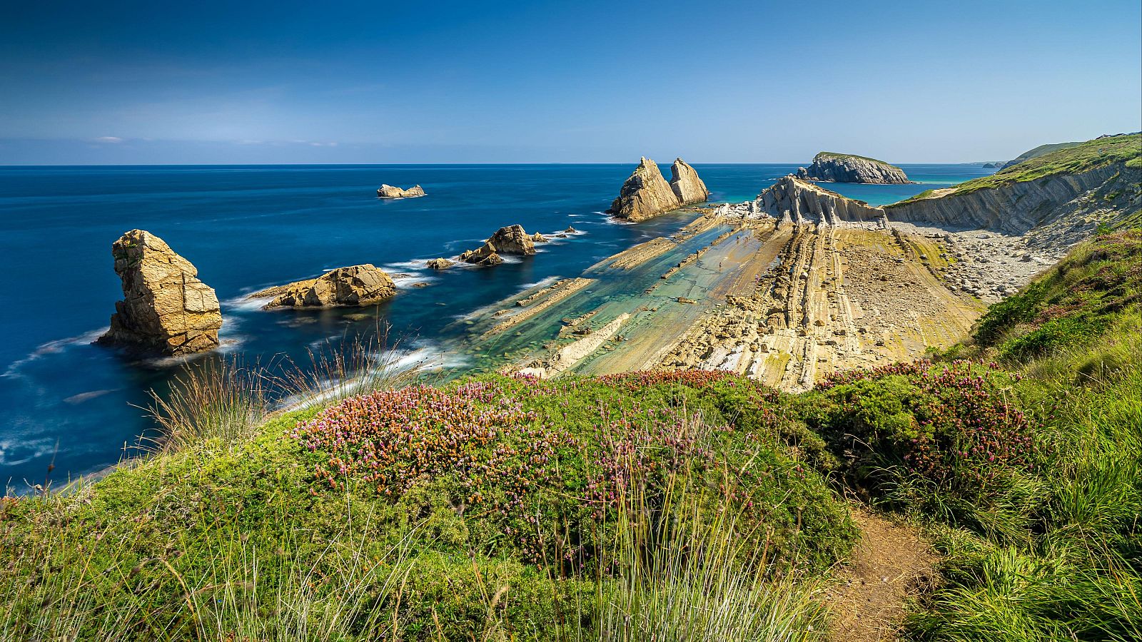 Formaciones rocosas en la Playa de la Arnía en la Costa Quebrada