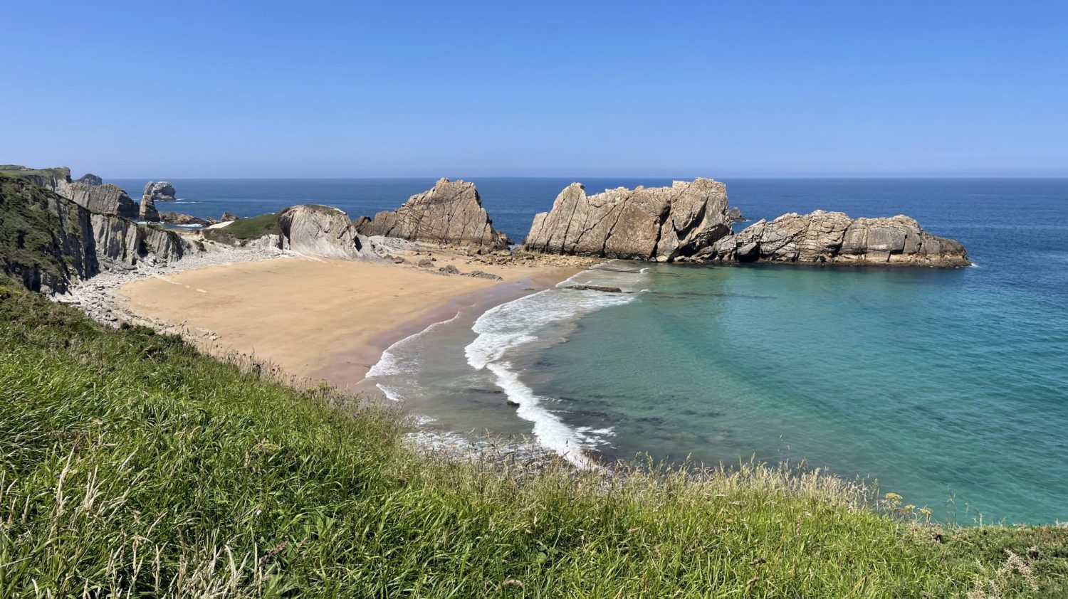 Acantilados y playa en la Costa Quebrada en Cantabria