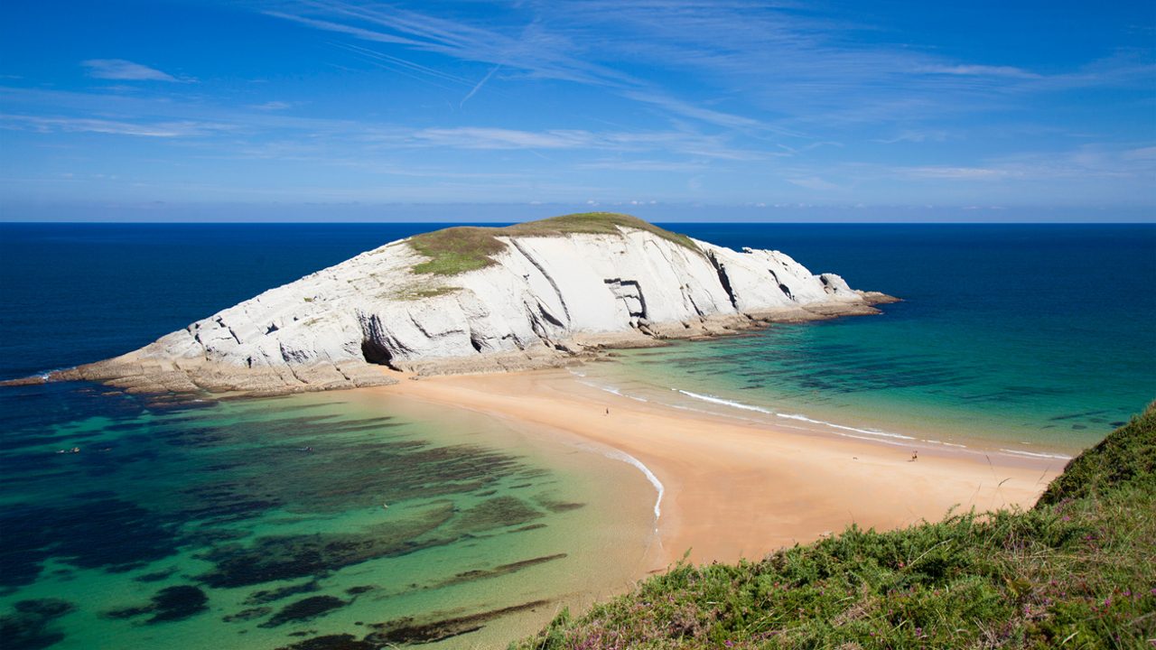 Playa de Covachos en la Costa Quebrada en Cantabria