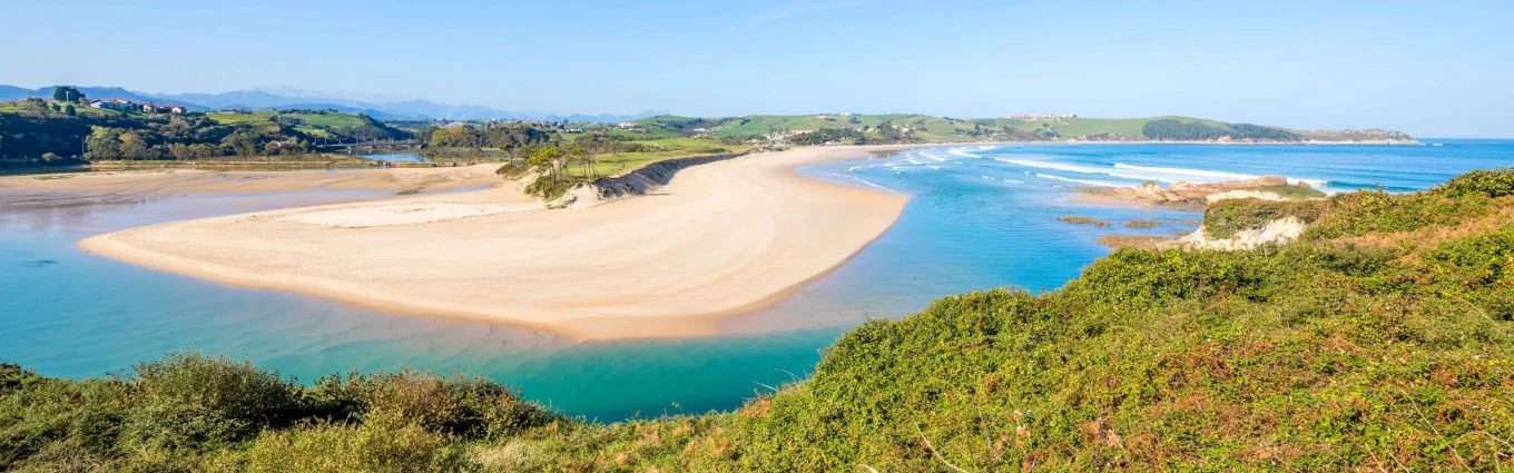 playa de oyambre en cantabria con dunas y paisaje natural