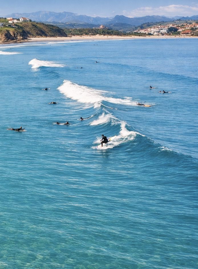 surfistas en la playa de oyambre en cantabria