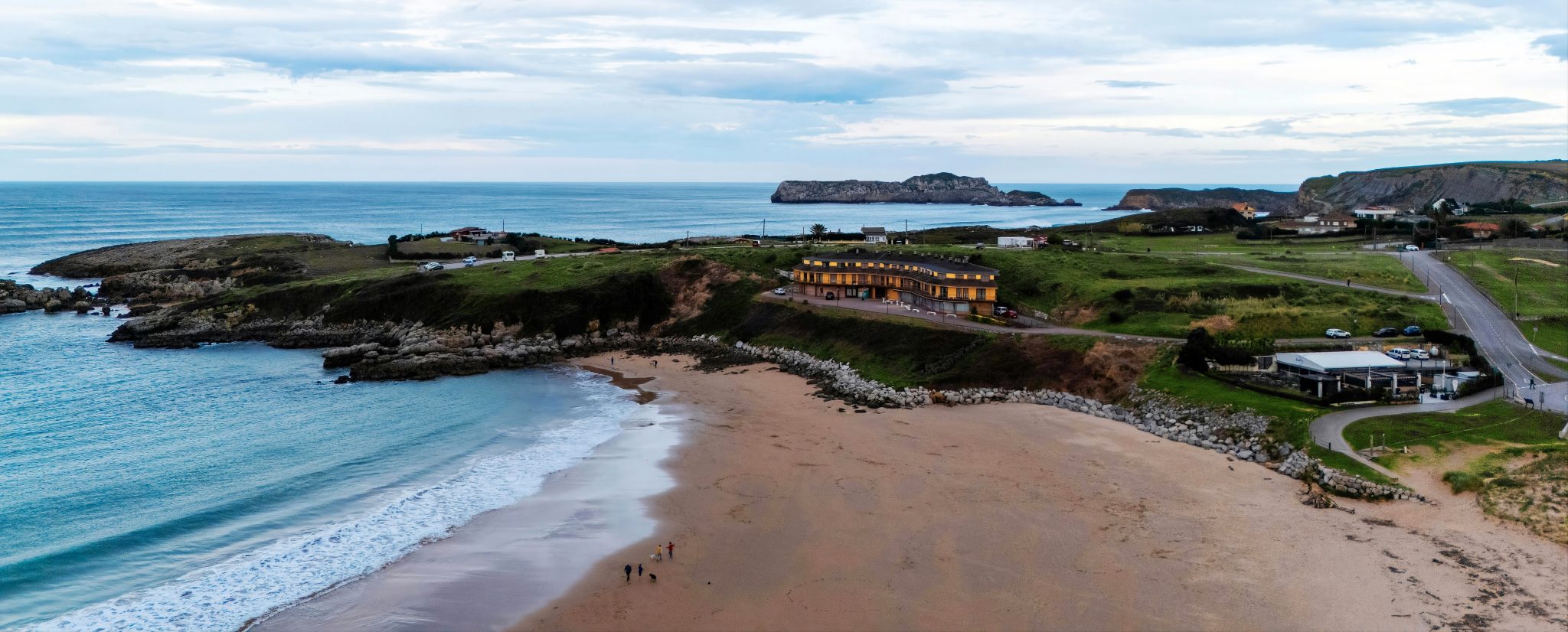 vista de la playa de oyambre en cantabria con entorno natural